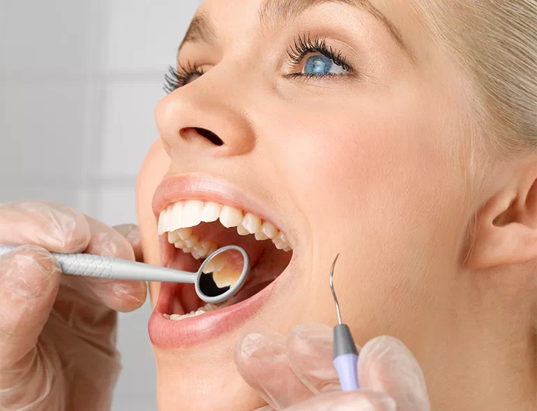 Kontrola zębów u kobiety
